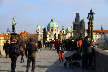 PRAG, CZECH Cumhuriyet - 11 Şubat 2015. Vltava Nehri 'ni geçen tarihi bir köprü olan Charles Köprüsü' nün manzarası. Köprüde gezinmek Prag 'da çok popüler bir eğlencedir..