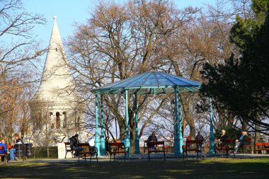 BUDAPEST, AÇIK - 14 Şubat 2015. Balıkçı Kalesi 'nin manzarası. Neo-Gotik ve Neo-Romanesk tarzında Tuna 'nın Buda kıyısında, Budapeşte' deki Castle Hill 'de yer almaktadır..