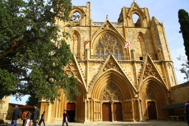 Kuzey Kıbrıs 'ın Famagusta kentindeki Aziz Nicholas Katedrali olarak bilinen Lala Mustafa Paşa Camii' nin cephesi.