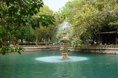 SANLIURFA, TURKEY - 22 Ekim 2018. Ayn-Zeliha Gölü 'ndeki fıskiyenin sonbahar renkleri arasında manzarası.