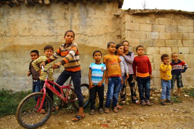 HARRAN, SANLIURFA, TURKEY - 21 Ocak 2018. Harran 'ın çocukları mahallede birlikte oynamaktan zevk alıyor..