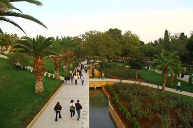 Balikligol, Sanliurfa / Türkiye 'de ziyaretçiler. Balikligol Camii (Balık Gölü ) 