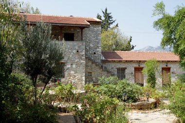 Caddedeki eski binaların mimarisi, şehirdeki evlerin cepheleri.