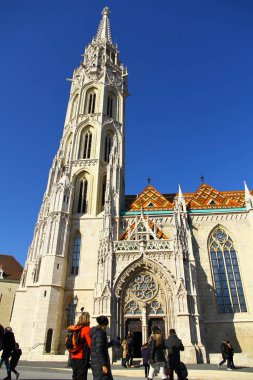 BUDAPEST, AÇIK - 14 Şubat 2015. Matthias Kilisesi, Budapeşte 'deki Budapeşte Şatosu' nun kalbinde Balıkçı Kalesi 'nin önünde yer alan bir Roma Katolik kilisesidir..