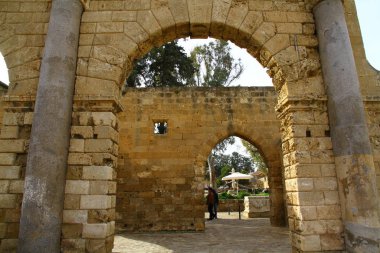 FAMAGUSTA, CYPRUS - 13 Ocak 2018. Famagusta 'nın eski şehir sokaklarından bir manzara.