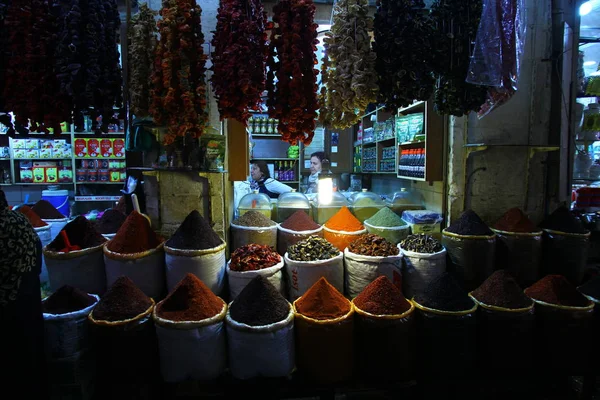 Nézet Standokon Fűszerekkel Szárított Gyümölcsökkel Diófélékkel Török Piacon — Stock Fotó
