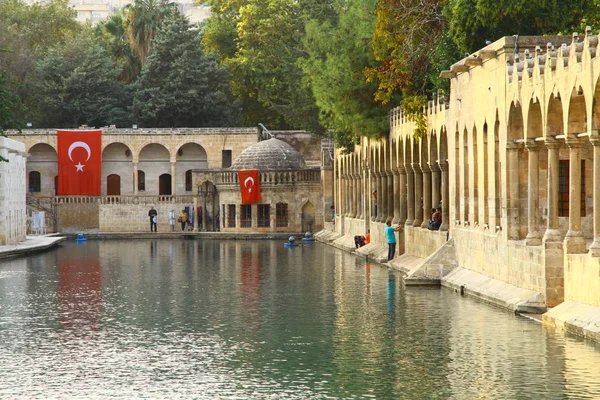 Visitantes Balikligol Sanliurfa Turquía Mezquita Balikligol Lago Los Peces —  Fotos de Stock