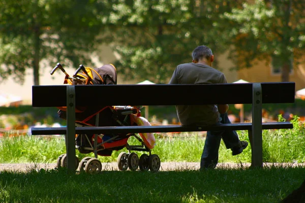 Pai Está Desfrutando Dia Parque Com Seu Filho — Fotografia de Stock