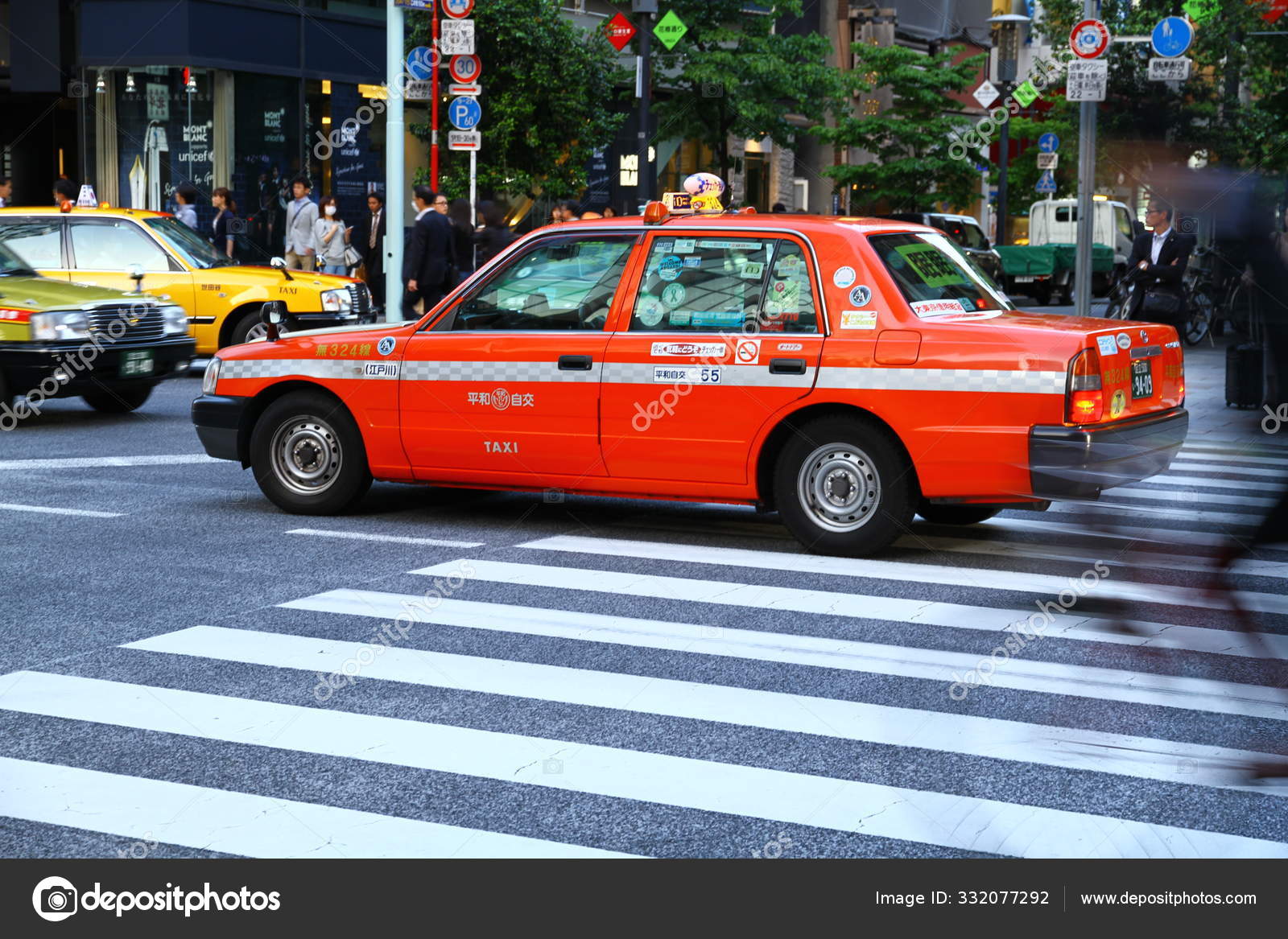 Tokyo Japan May 2013 Red Taxi Tokyo Streets — Stock Tokyo Japan May 2013 Red Taxi Tokyo Streets — Stock