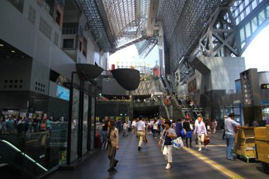 TOKYO, Japonya - 20 Mayıs 2013. Shinkansen terminalinden bir görüntü. İnsanlar trene binmek için platforma gidiyorlar..