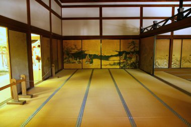 Kyoto, Japonya - 22 Mayıs 2013. Ryan-ji Tapınağı 'nın iç manzarası. Odalar paspas döşemesiyle kaplı..