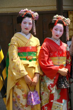 Kyoto, Japonya - 25 Mayıs 2013. Geyşa, Geiko ve Gigi hostes gibi davranan geleneksel Japon bayan göstericilerdir. Müzik, dans ve şiir gibi farklı sanatlarda yetenekliler..