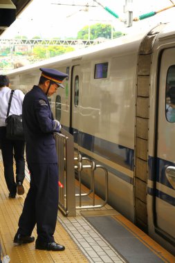 Tokyo, Japonya - 21 Mayıs 2013. Tokyo metro hattı. Yolcular için her şey iyi tasarlanmıştır ve metro her zaman zamanında gelir..