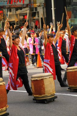 Tokyo, Japonya - 19 Mayıs 2013 Shibuya Ohara Matsuri dans festivali sırasında bir gösteri sergiliyor.