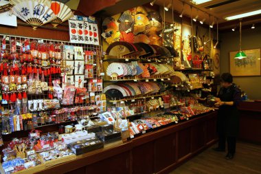 TOKYO, JAPON - 16 Mayıs 2013. Tokyo 'nun en eski bölgelerinden biri olan Asakusa' da bir hediyelik eşya dükkanı..