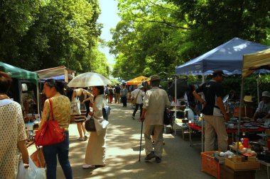  Kyoto 'daki Kitano Tenmangu Tapınağı' nın önündeki bit pazarından bir manzara.