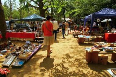 TOKYO, JAPON - 19 Mayıs 2013. Tokyo 'daki Yasukuni Tapınağı yakınlarındaki bit pazarından bir manzara..