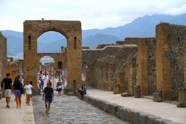 Pompeii, Campania, İtalya - 7 Eylül 2016. Vesuvius 'un yıkıcı patlamasından sonra birkaç metre kül ve sünger taşının altına gömülmeden önce sofistike bir Roma şehri olan Pompei' den bir manzara..