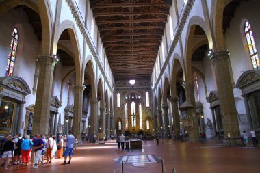 Santa CROCE BASILICA, FLORENCE, İTALYA - 5 Eylül 2016. Santa Croce Bazilikası dünyanın en büyük Fransisken kilisesidir. Birçok önemli ismi olan mezarları var..