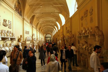 VATİKAN MÜZİK, İTALYA -17 Kasım 2012.Vatikan Müzelerinden bir iç manzara. Yüzyıllar boyunca papalar tarafından toplanmış büyük bir koleksiyon sergiliyorlar. Dünyanın en büyük beşinci sanat müzesi.