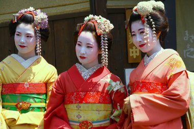 Kyoto, Japonya - 25 Mayıs 2013. Geyşa, Geiko ve Gigi hostes gibi davranan geleneksel Japon bayan göstericilerdir. Müzik, dans ve şiir gibi farklı sanatlarda yetenekliler..