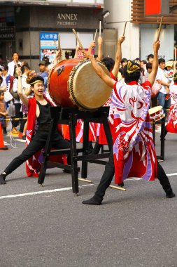 Tokyo, Japonya - 19 Mayıs 2013 Shibuya Ohara Matsuri dans festivali sırasında bir gösteri sergiliyor.