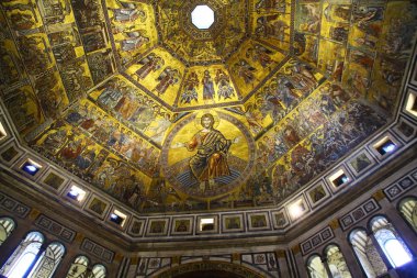 FLORENCE BAPTISTERY, FLORENCE, ITALY - 4 Eylül 2016. Ayrıca Aziz John Vaftizhanesi olarak da bilinir ve küçük bir bazilika statüsüne sahip dini bir binadır. Mozaik tavanı ünlüdür..