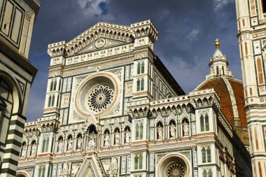 FLORENCE Katedrali, FLORENCE, İtalya - 4 Eylül 2016. Katedral Meydanı 'nda yer alan katedral kompleksi, Vaftizhane ve Giotto' nun Çan Kulesi 'ni içerir..