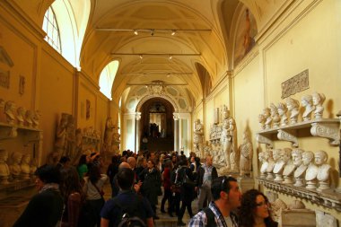 VATİKAN MÜZİK, İTALYA -17 Kasım 2012.Vatikan Müzelerinden bir iç manzara. Yüzyıllar boyunca papalar tarafından toplanmış büyük bir koleksiyon sergiliyorlar. Dünyanın en büyük beşinci sanat müzesi.