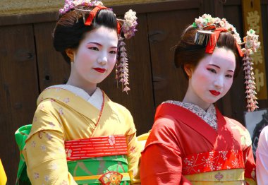 Kyoto, Japonya - 25 Mayıs 2013. Geyşa, Geiko ve Gigi hostes gibi davranan geleneksel Japon bayan göstericilerdir. Müzik, dans ve şiir gibi farklı sanatlarda yetenekliler..