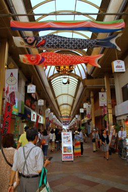 Kyoto, Japonya - 25 Mayıs 2013. Teramachi Alışveriş Merkezi, Kyoto 'nun en popüler alışveriş bölgelerinden biridir. Her zaman yerli halk ve turistlerle doludur..