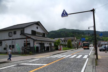 HAKON, JAPON - 21 Mayıs 2013. Hakone kasabasından bir manzara, Ashi Gölü kıyısında..