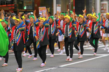 Tokyo, Japonya - 19 Mayıs 2013 Shibuya Ohara Matsuri dans festivali sırasında bir gösteri sergiliyor.