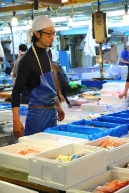TSUKIJI FISH MARKET, TOKYO, Japonya - 20 Mayıs 2013. Tsukiji dünyanın en eski, en büyük ve en işlek balık pazarıdır. Ayrıca Tokyo 'nun bir numaralı turistik merkezlerinden biridir..