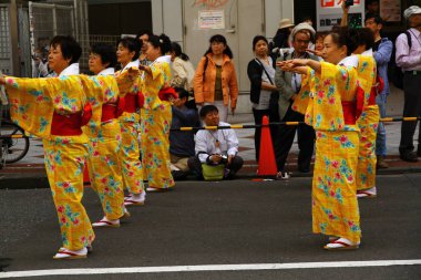 Tokyo, Japonya - 19 Mayıs 2013 Shibuya Ohara Matsuri dans festivali sırasında bir gösteri sergiliyor.