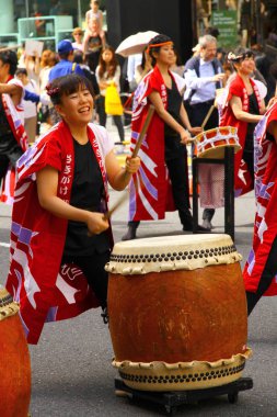 Tokyo, Japonya - 19 Mayıs 2013 Shibuya Ohara Matsuri dans festivali sırasında bir gösteri sergiliyor.
