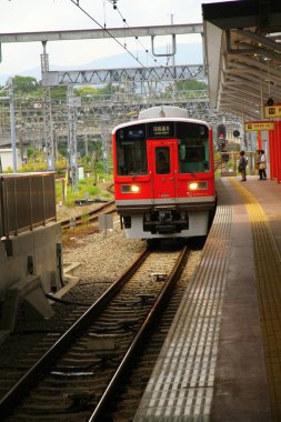 Tokyo, Japonya - 21 Mayıs 2013. Tokyo metro hattı. Yolcular için her şey iyi tasarlanmıştır ve metro her zaman zamanında gelir..