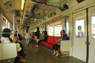 Tokyo, Japonya - 21 Mayıs 2013. Tokyo metro hattı. Yolcular için her şey iyi tasarlanmıştır ve metro her zaman zamanında gelir..