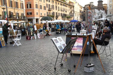 Roma, İtalya - 17 Kasım 2012. Barok tarzı Piazza Navona Roma 'nın en çekici ve popüler meydanlarından biridir. Meydan her zaman sokak sanatçıları, sanatçılar, sihirbazlar ve dansçılarla doludur..