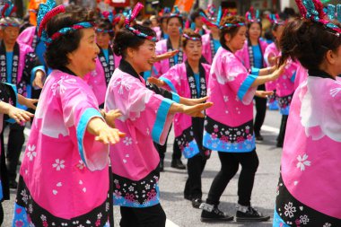 Tokyo, Japonya - 19 Mayıs 2013 Shibuya Ohara Matsuri dans festivali sırasında bir gösteri sergiliyor.  