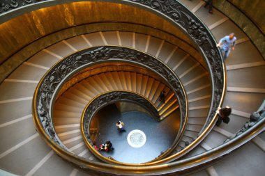 VATİKAN MÜZİK, İtalya - 17 Kasım 2012. Vatikan Müzesi 'nin modern Bramante spiral merdivenleri, Giuseppe Momo tarafından 1932' de tasarlandı..