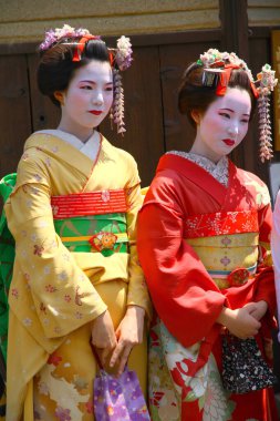Kyoto, Japonya - 25 Mayıs 2013. Geyşa, Geiko ve Gigi hostes gibi davranan geleneksel Japon bayan göstericilerdir. Müzik, dans ve şiir gibi farklı sanatlarda yetenekliler..