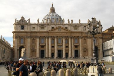 VATİKAN ŞEHRİ - 17 Kasım 2012.St Peters Meydanı manzarası dünyanın en ünlü meydanlarından biridir. St. Peter Bazilikası 'nın önündedir. Bernini tarafından 17. yüzyılda tasarlandı.