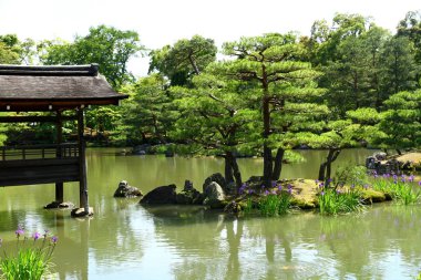 Kinkaku-ji 'den Göl Manzarası (Altın Köşk) Tapınağı, Kyoto