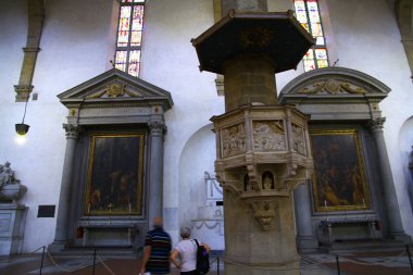 Santa CROCE BASILICA, FLORENCE, İTALYA - 5 Eylül 2016. Bu Santa Croce Bazilikası 'nın kürsüsü ve Benedetto da Maiano tarafından oyulmuş..
