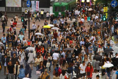 Tokyo, Japonya - 19 Mayıs 2013. Shibuya Tokyo 'nun en meşgul ve simgesel mahallesidir. Fotoğraflar Shibuya metro istasyonunun dışındaki ünlü kavşaktan.. 