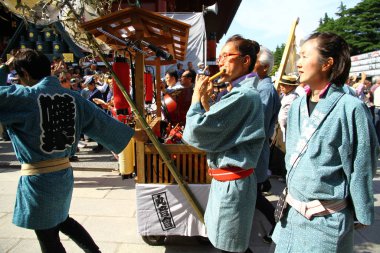 SANJA MATSURI FESTIVAL, TOKYO, JAPONYA - 18 Mayıs 2013. Asakusa bölgesindeki Senso-Ji Tapınağı 'nda her yıl düzenlenen bir festivaldir. Festival sırasında yaklaşık iki milyon kişi Asakusa 'yı ziyaret etti.