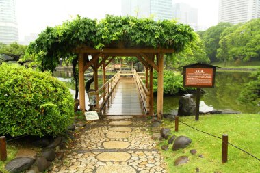 Tokyo, Japonya 'daki Hamarikyu Bahçeleri' nde geleneksel çay evi.