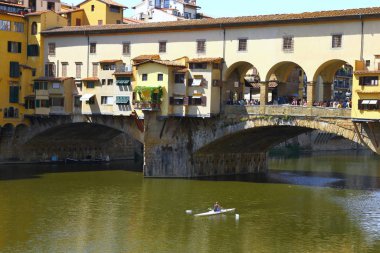 PONTE VECCHIO, FLORENCE, İtalya - 3 Eylül 2016. Ponte Vecchio, Arno Nehri üzerindeki ortaçağ taş kemer köprüsü. Floransa 'nın en iyi manzaralarından biri ve bazı mücevher ve hediyelik eşya dükkanları var..