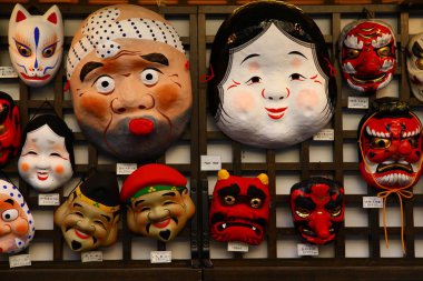 TOKYO, JAPON - 16 Mayıs 2013. Asakusa 'daki bir hediyelik eşya dükkanından geleneksel tiyatro maskeleri.